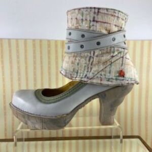The Art Company Leather Wedges Booties